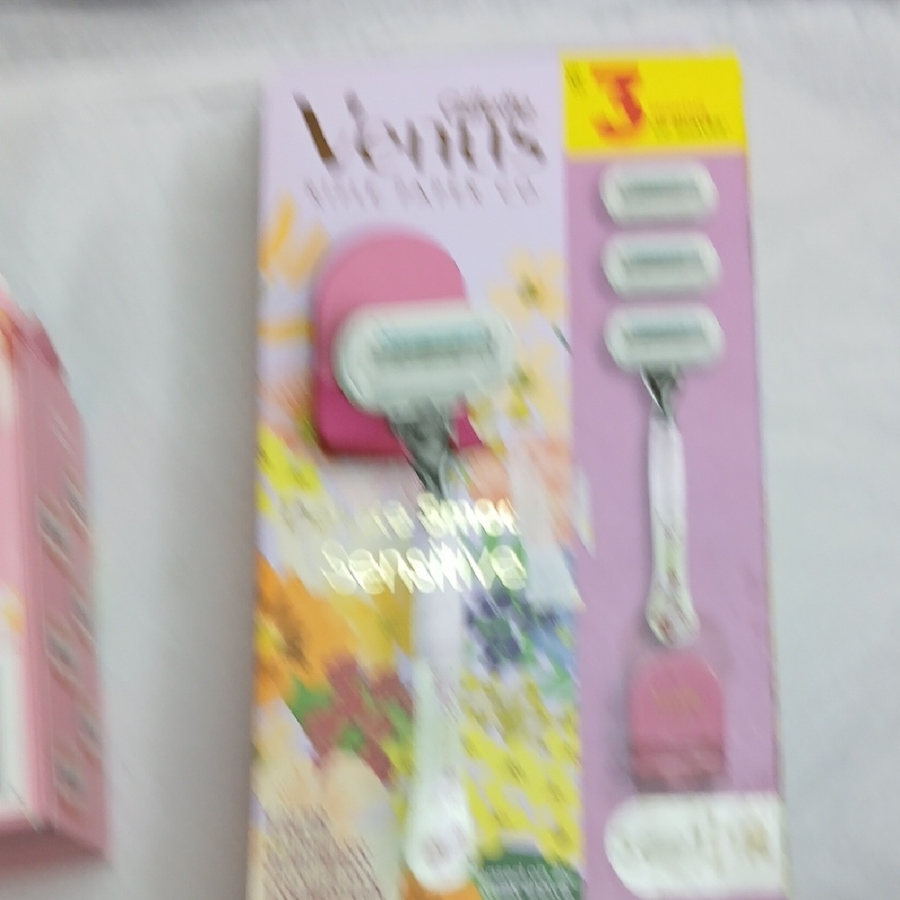 Gillette Venus Razor and Extra Cartridge Set - Picture 9 of 9